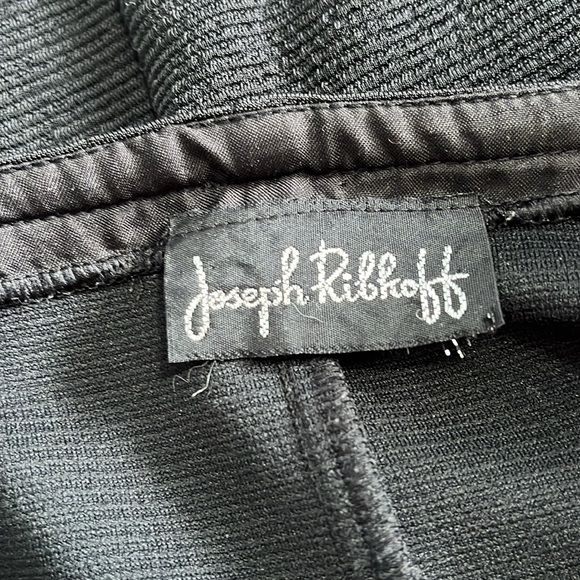 The perfect little black dress to elevate any occasion effortlessly. - Picture 4 of 4